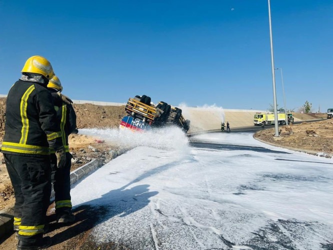إصابة قائدها ونقله للمستشفى.. “مدني المدينة” يباشر حادث انقلاب ناقلة وقود