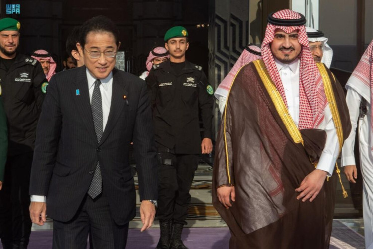 رئيس وزراء اليابان يُغادر جدة