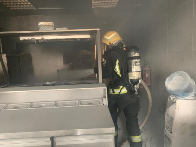 وميض لحظيّ يُشعل حريقًا في مطعم بالدمام.. و”المدني” يخمد النيران