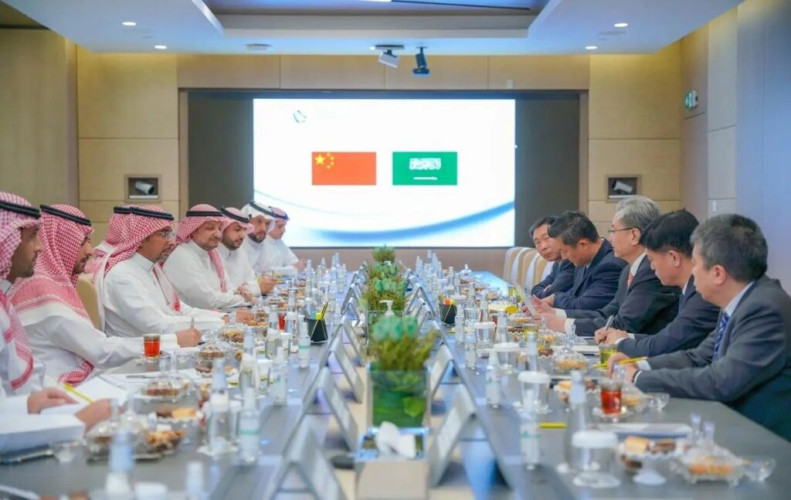 “الخريف” يبحث مع وفد صيني تعزيز العلاقات بين البلدين في قطاعي الصناعة والتعدين