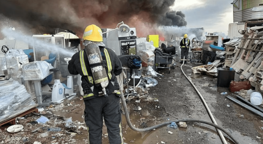 “مدني الرياض” يخمد حريقاً اندلع في أرض مسورة بحي “المشاعل”