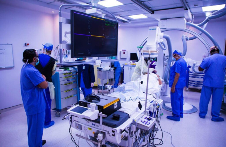 “الصحة” : توفير علاج جديد بالإنزيم البديل لطفلة تعاني من مرض نادر