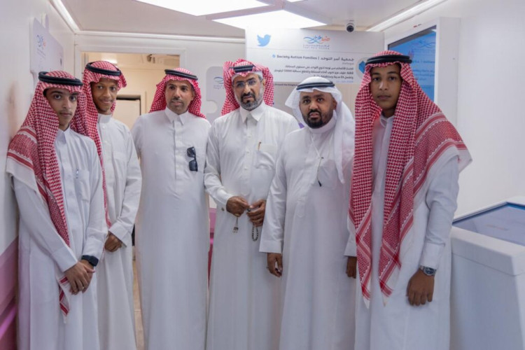 زيارة محافظ خميس مشيط لقافلة طيف عزيز للتوحد