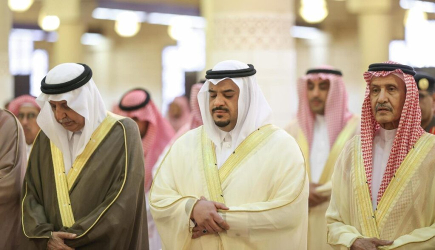 نائب أمير الرياض يؤدي صلاة الميت على نوره بنت محمد بن عبدالعزيز