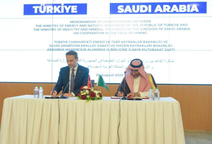 وزير الصناعة والثروة المعدنية يبدأ زيارة رسمية إلى تركيا