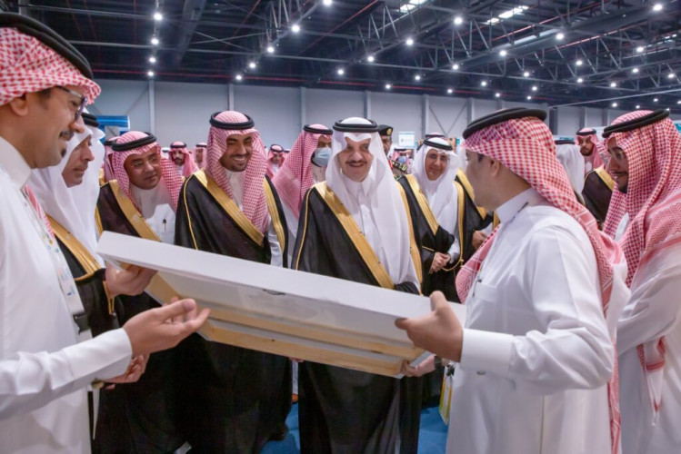 أمير المنطقة الشرقية يدشّن معرض “صنعتي2023”
