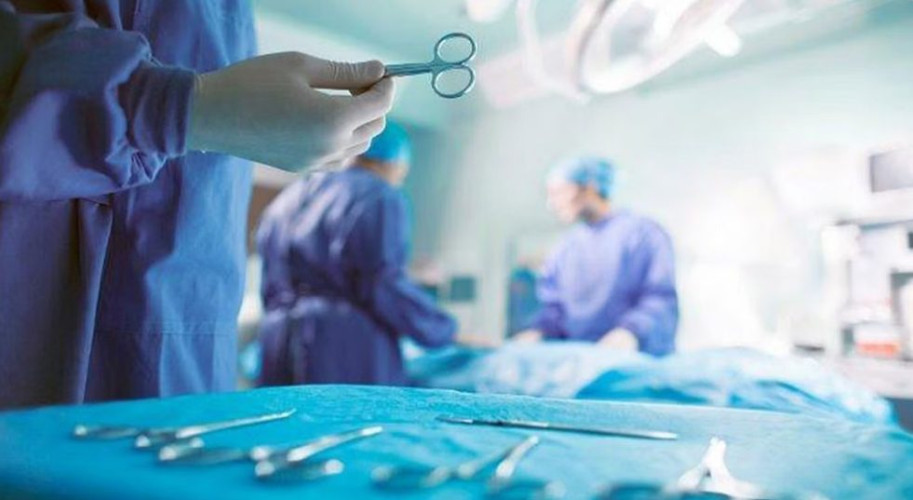 تدخل جراحي دقيق يعيد البصر لمريض بعد 10 سنوات من ضعف شديد في تبوك