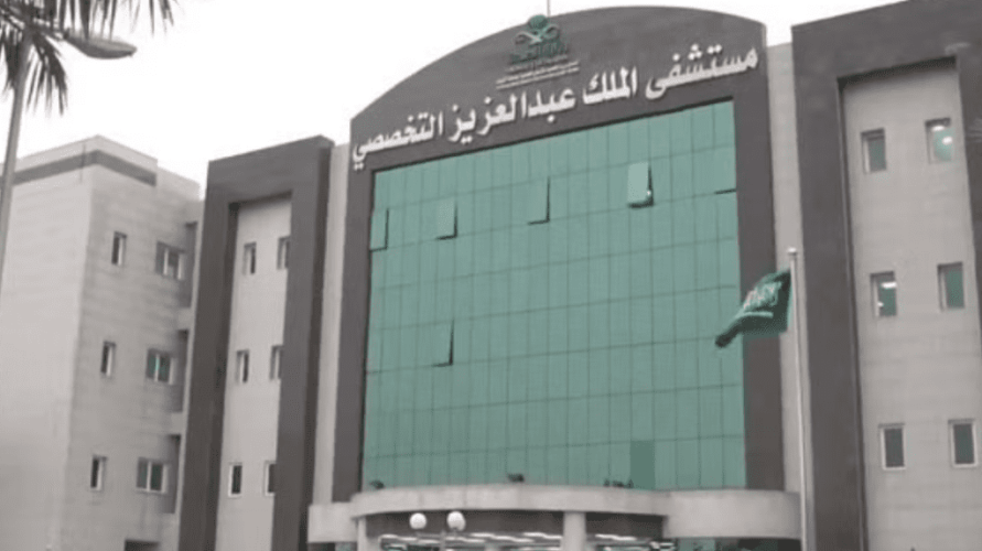 مريض مُقعَد في عقده الخامس يستعيد بصره بعد جراحة ناجحة في سكاكا