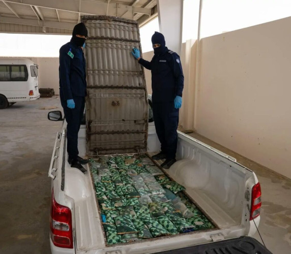 هيئة الزكاة والضريبة والجمارك في منفذ الربع الخالي تحبط محاولة تهريب أكثر من 114 كيلو جراماً من الحشيش