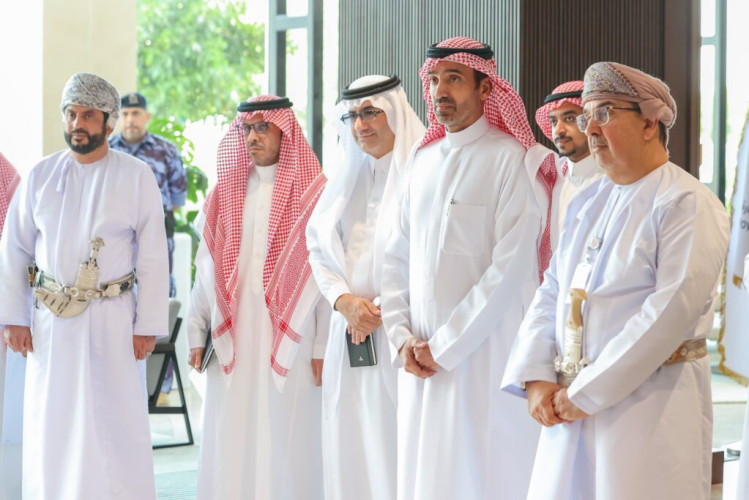 “الراجحي” يزور عددًا من المراكز التابعة لوزارتي العمل والتنمية الاجتماعية بعُمان