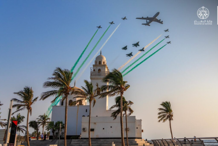 شاهد من سماء جدة والكورنيش.. عروض جوية للصقور السعودية تحتفي بيوم الوطن