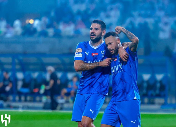 الهلال يحسم الديربي بثنائية في الشباب ويتصدر الدوري
