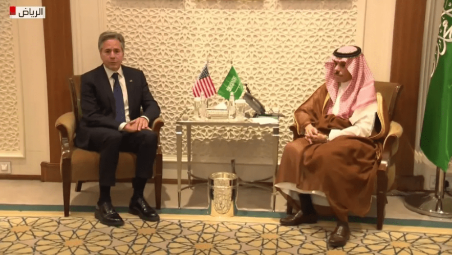 وزير الخارجية السعودي لبلينكن يؤكد على ضرورة وقف إطلاق النار في غزة وضمان دخول المساعدات الإنسانية للقطاع