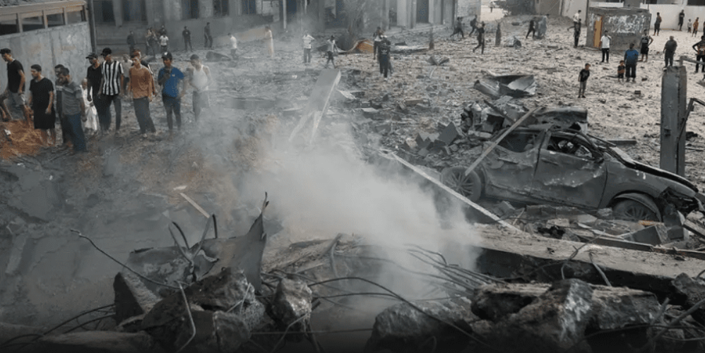 الاحتلال الإسرائيلي يواصل قصف غزة ويحشد الدبابات قرب الحدود.. ونزوح مستمر لسكان القطاع