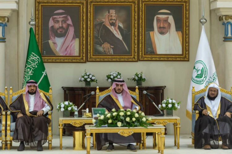 أمير الجوف يعلن خلال جلسته الدورية استحداث كليتين بجامعة الجوف.. منوهاً بما توليه القيادة من اهتمام لأبناء وبنات المنطقة