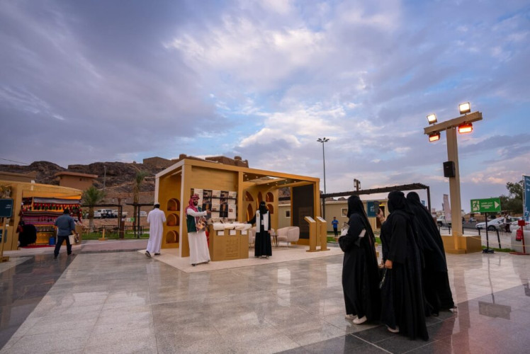 “باص حرفي” يشهر فعالياته في قلعة اعيرف التاريخية في حائل