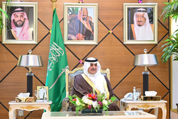 أمير تبوك يلتقي أعضاء لجنة الدفاع المدني الرئيسية بالمنطقة