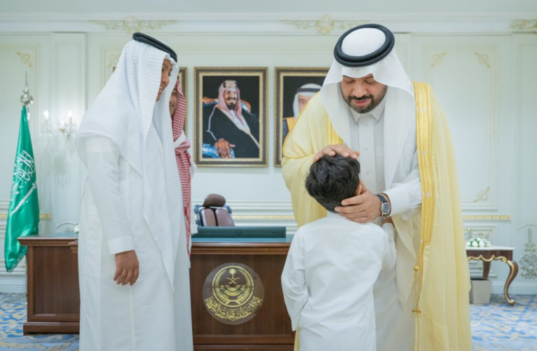 أمير الحدود الشمالية يستقبل زوج وأبناء المعلمة المتوفية داخل الفصل الدراسي