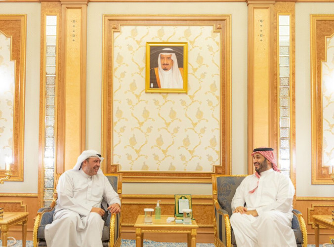 ولي العهد يلتقي نائب رئيس مجلس الوزراء وزير الدفاع بدولة الكويت