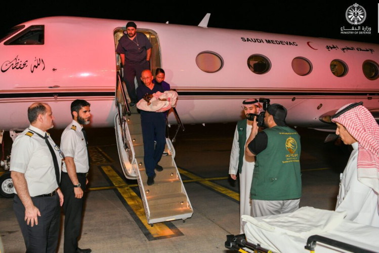 إنفاذاً لتوجيهات خادم الحرمين الشريفين وولي العهد.. وصول التوأم السيامي النيجيري “حسنة وحسينة” إلى الرياض