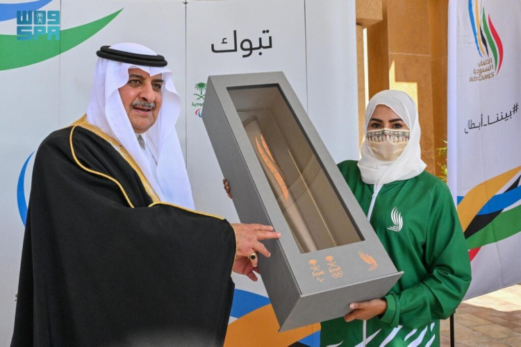 أمير تبوك يتسلّم شعلة دورة الألعاب السعودية 2023