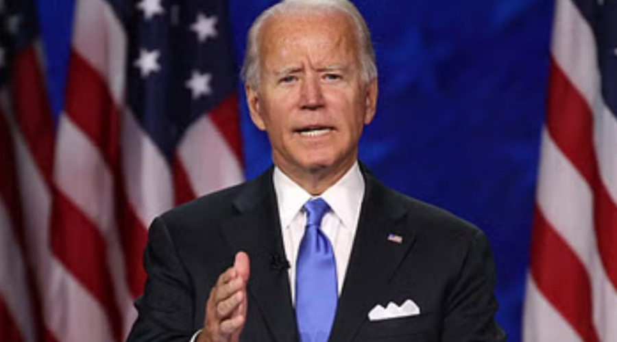 “بايدن” معانقاً نتنياهو في تل أبيب.. ويزعم: “هم مَن فجّروا المستشفى وليس أنتم”