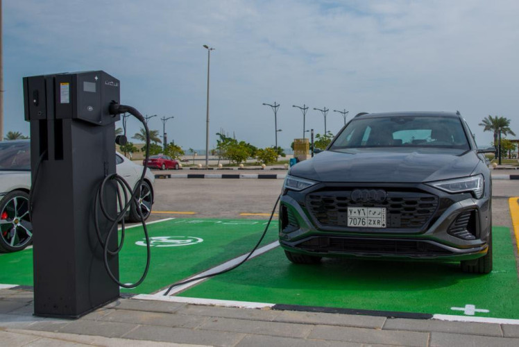 أمانة الشرقية تدشن 4 محطات شحن للسيارات الكهربائية في كورنيش الخبر