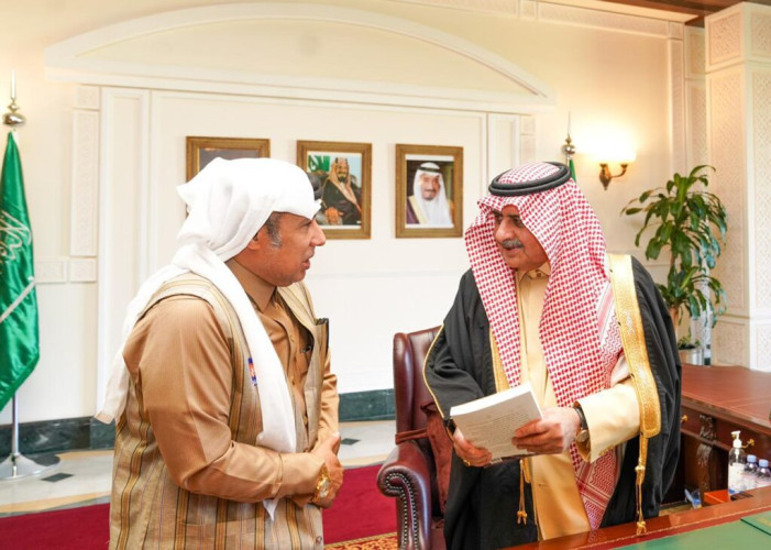 أمير تبوك يتسلم نسخة من كتاب “مقابلة مع سفينة نوح” للكاتب أحمد العرفج