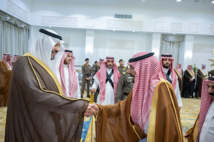 أمير منطقة الحدود الشمالية يستقبل المواطنين في جلسته الأسبوعية