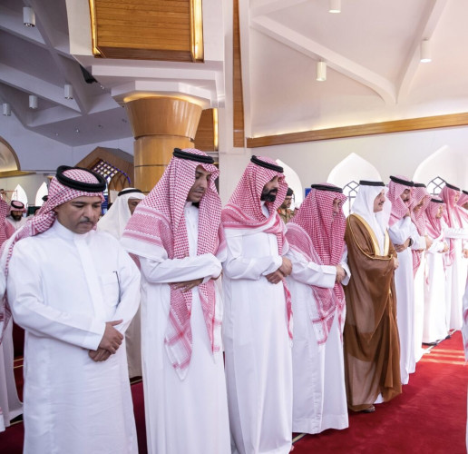 أمير الشرقية يؤدي صلاة الجنازة على “نورة بنت سعود”