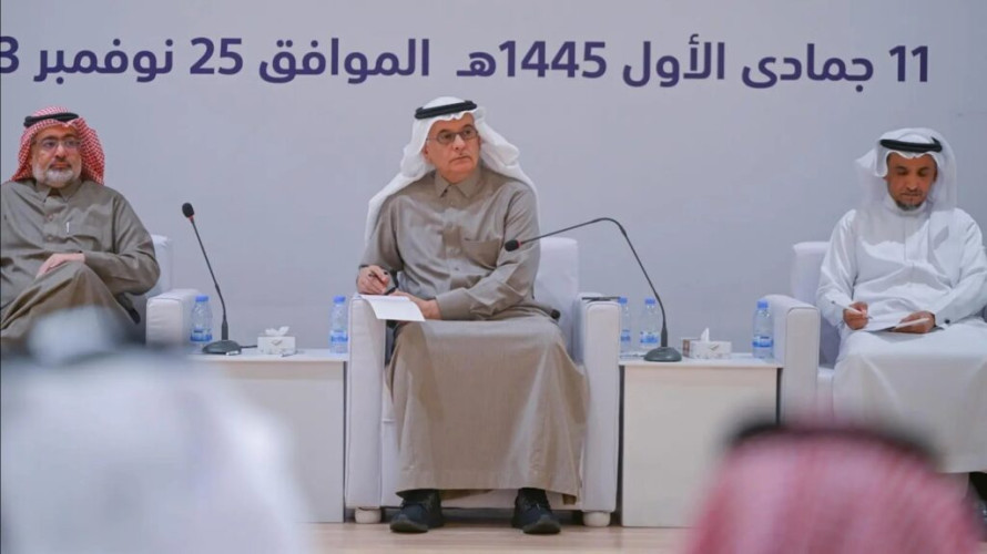 وزير “البيئة” يناقش عدداً من الموضوعات الخدمية المقدمة للمواطنين والمزارعين وملاك المواشي بالحدود الشمالية