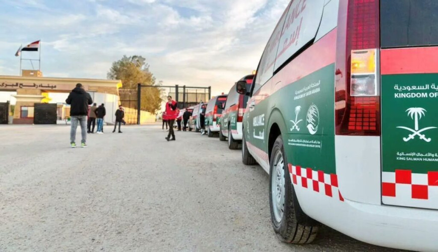 14 سيارة إسعاف مقدمة من مركز الملك سلمان للإغاثة تعبر منفذ رفح الحدودي متوجهة إلى قطاع غزة