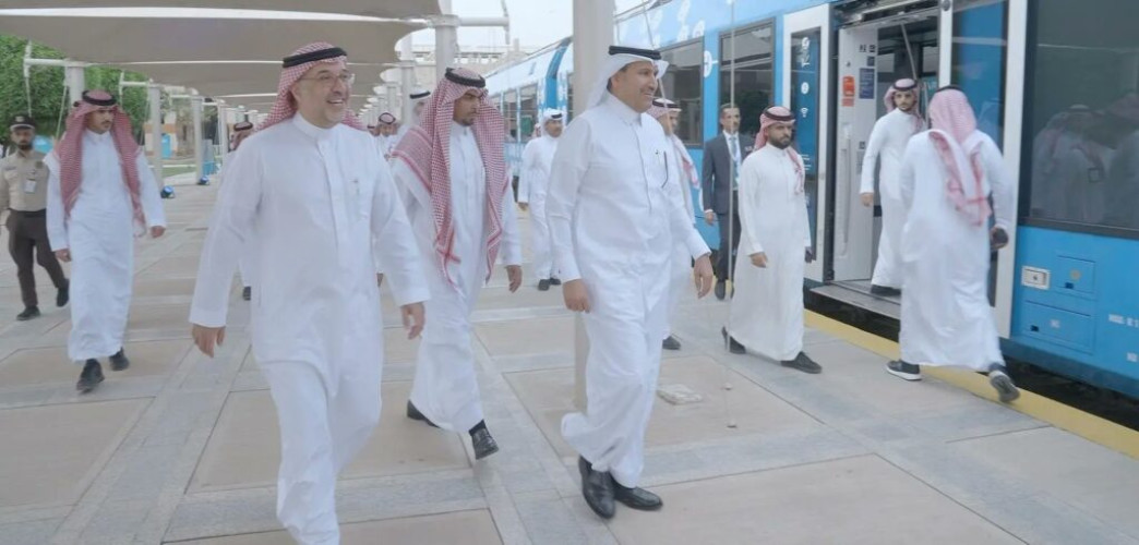 وزير النقل يقف على تجارب القطار الهيدروجيني عبر رحلة في قطار “سار”