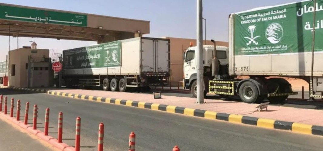 42 شاحنة مقدَّمة من “إغاثي الملك سلمان” تعبر منفذ الوديعة متوجهة إلى محافظات يمنية عدة