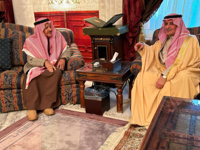 أمير تبوك يزور الشيخ أحمد الخريصي في منزله