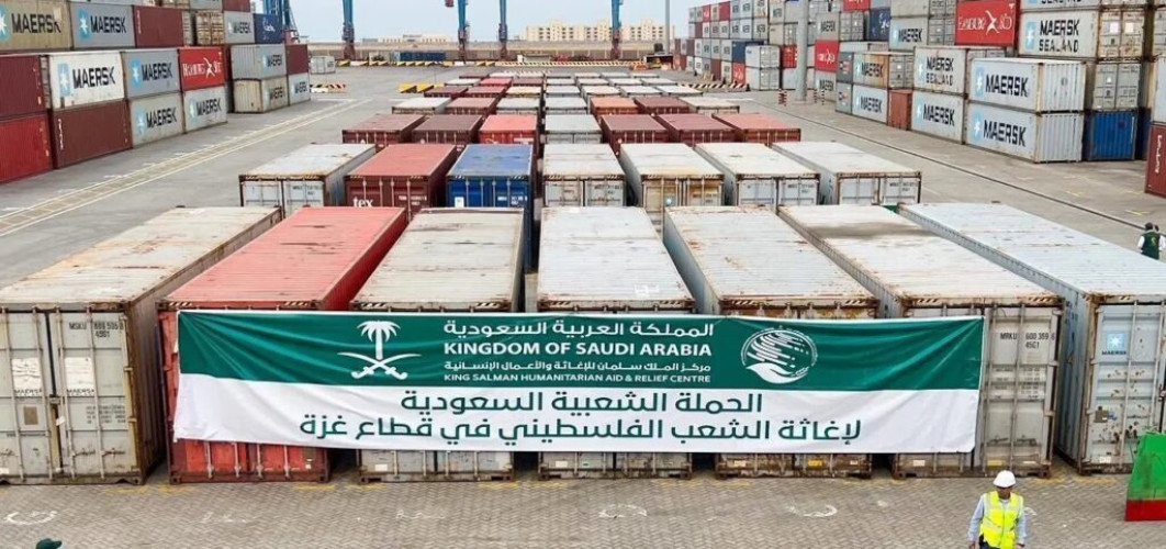 فريق مركز الملك سلمان للإغاثة يستقبل في ميناء بورسعيد المصري الباخرة الثالثة من شحنات الجسر البحري السعودي لإغاثة المتضررين في غزة