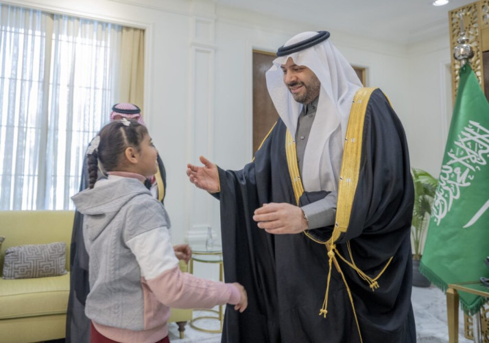 أمير الحدود الشمالية يستقبل مدير الموارد البشرية بالمنطقة وعددًا من المتطوعين والأشخاص ذوي الإعاقة