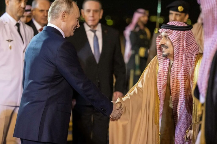 الرئيس الروسي يصل إلى الرياض وفي مقدمة مستقبليه أمير المنطقة