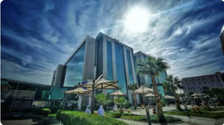 لأول مرة بالشرق الأوسط.. “سعود الطبية” تستبدل صماماً أورطياً لستيني عبر قسطرة قلبية