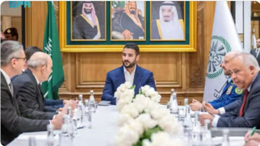“خالد بن سلمان” يجتمع مع عدد من رؤساء كبرى الشركات الصناعية الفرنسية