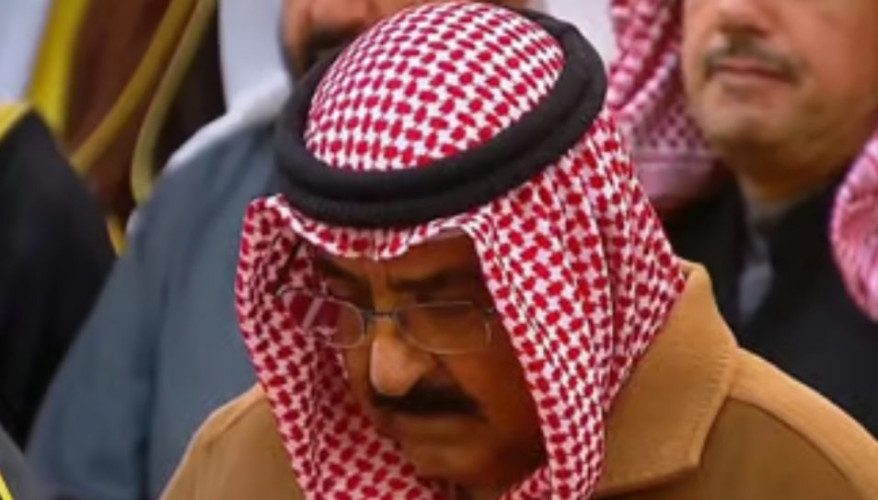 أمير الكويت يؤدي صلاة الميت على الشيخ نواف الأحمد الجابر الصباح