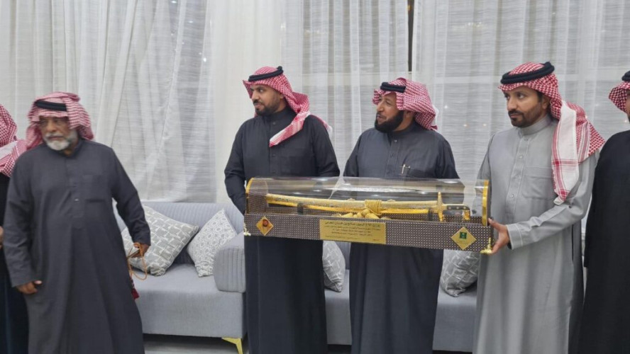 الرويلي يكرم مدير تجارة القريات بمناسبة التقاعد