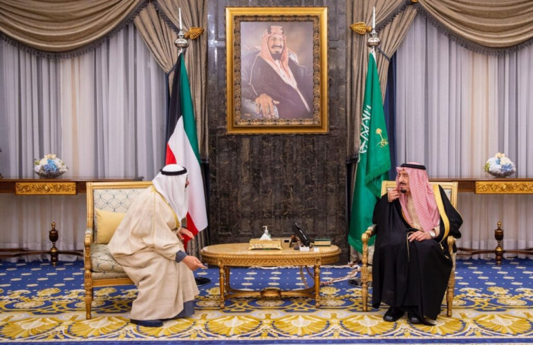 خادم الحرمين الشريفين يستقبل أمير دولة الكويت ويستعرض معه العلاقات الأخوية