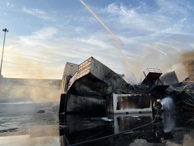 ميناء الدمام.. الدفاع المدني يواصل جهوده لإخماد”حريق الحاويات”