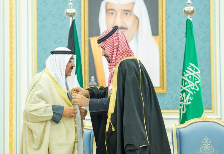 ‏نيابة عن خادم الحرمين الشريفين.. ولي العهد يقلد أمير دولة الكويت قلادة الملك عبدالعزيز تقديرا لسموه