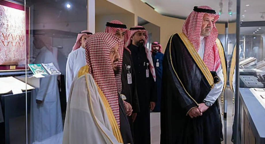 فيصل بن سلمان يتفقد مشروع موسوعة الحج والحرمين الشريفين