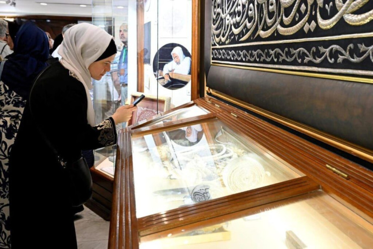 ضيوف برنامج خادم الحرمين الشريفين يزورون مصنع كسوة الكعبة المشرفة