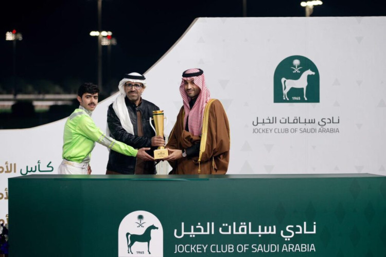 الأمير متعب بن مشعل بن بدر يسلّم كأس إمارة الجوف للفروسية