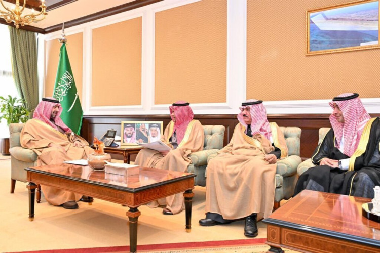 نائب أمير تبوك يطلع على تقرير عن إحصائيات مطار  الأمير سلطان بن عبدالعزيز الدولي