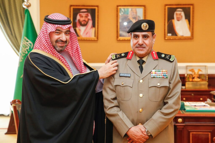 نائب أمير تبوك يقلد مدير المرور  المنطقة رتبته الجديدة